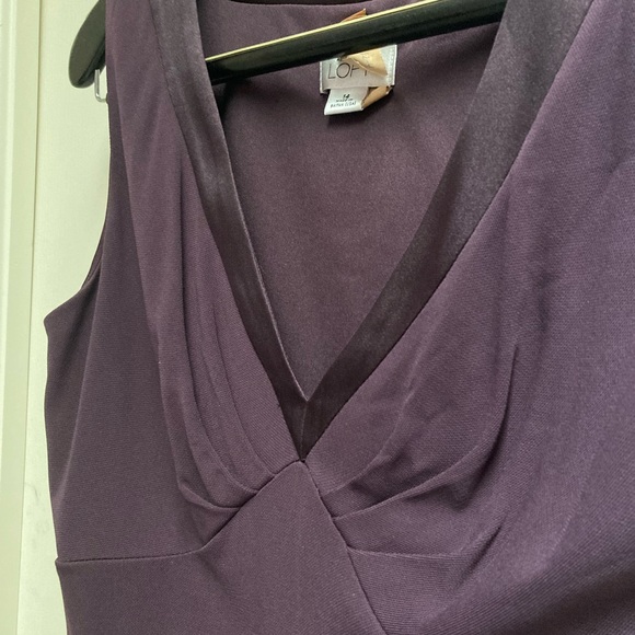 ANNE TAYLOR LOFT formal Sheath in rich plum. V-neck Ribbon trim Sidezip. Size 14 - Picture 7 of 7